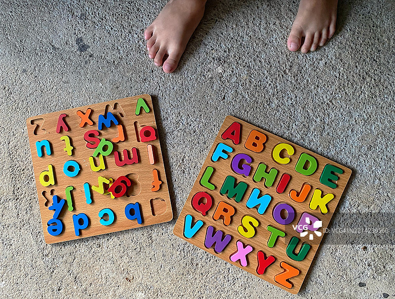 幼儿的手在玩字母ABCD图片素材