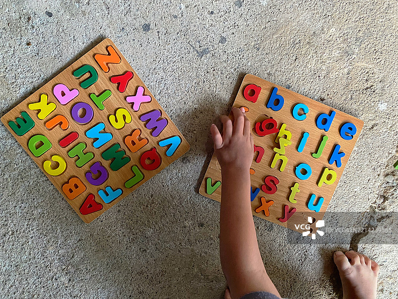 幼儿的手在玩字母ABCD图片素材