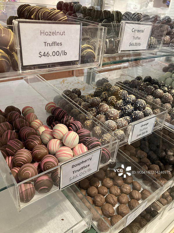 糖果店展示柜中的巧克力图片素材