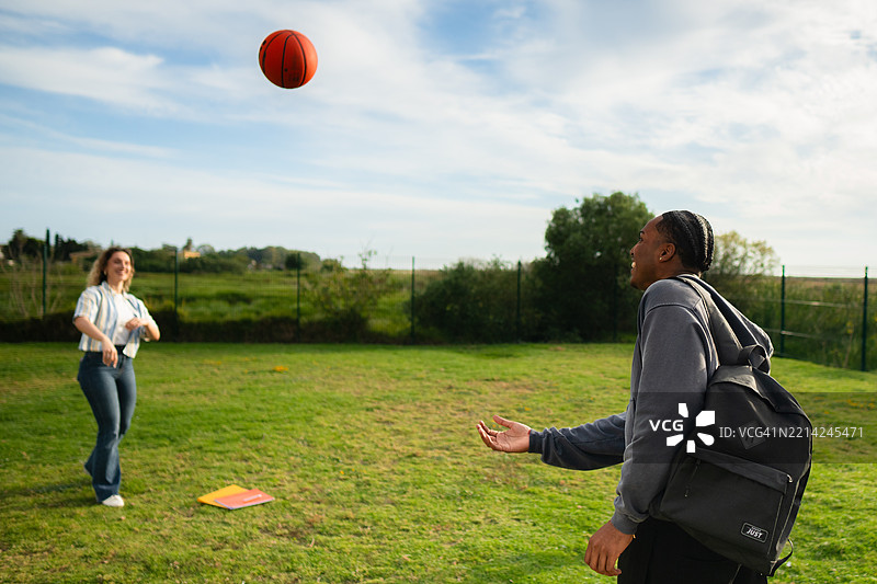 学生们在校园草坪上户外打篮球图片素材