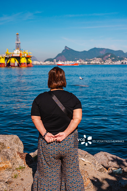 里约热内卢海岸边的女人图片素材