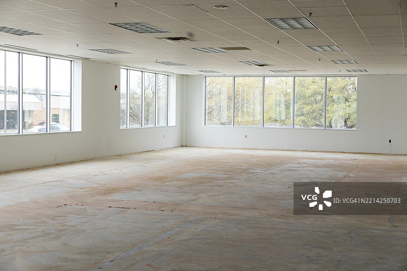 空荡荡的办公室，配有大窗户和自然光线图片素材