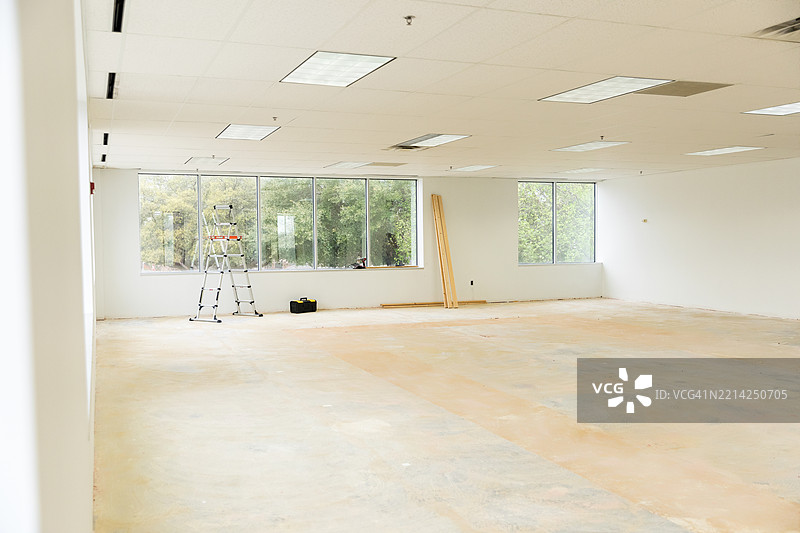 空荡荡的办公室空间，准备进行翻新和新业务的启动图片素材