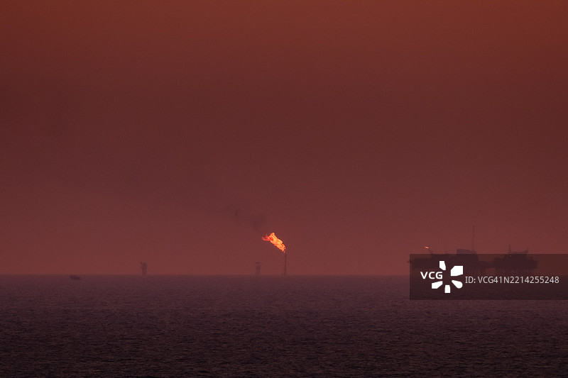 火焰海洋中的Chimnet石油平台图片素材
