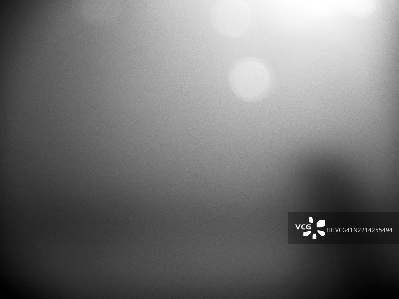 窗户玻璃上的阴影与光线。黑白。全画幅 4:3 蒙特利尔，魁北克，加拿大。图片素材