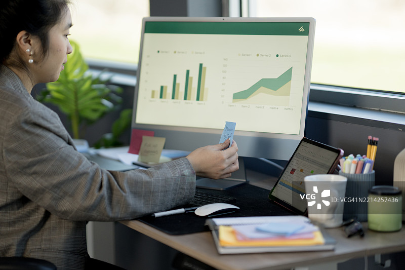 有序的工作空间，配有提醒便签和正在使用的数字日程应用程序图片素材