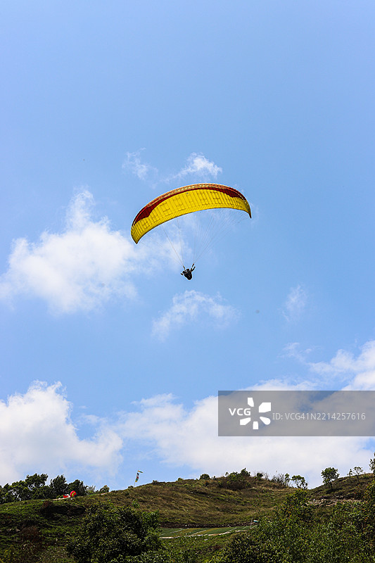 天空中的降落伞图片素材