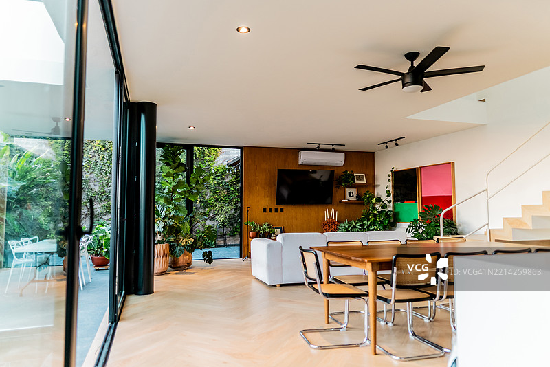 家里的餐桌图片素材