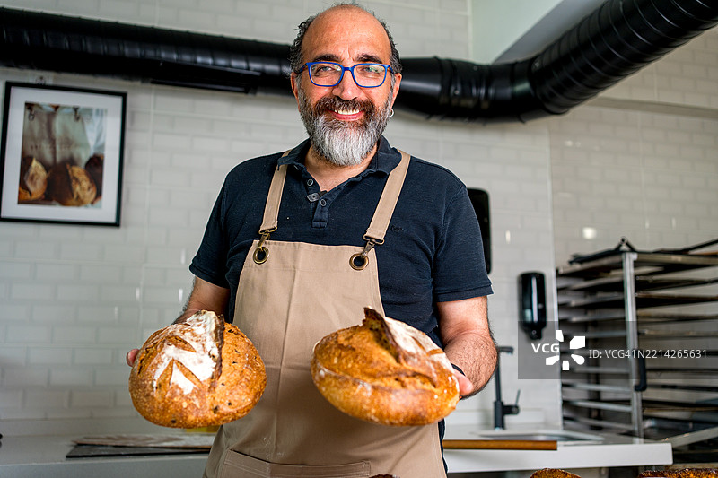 面包师拍摄烹饪教程图片素材