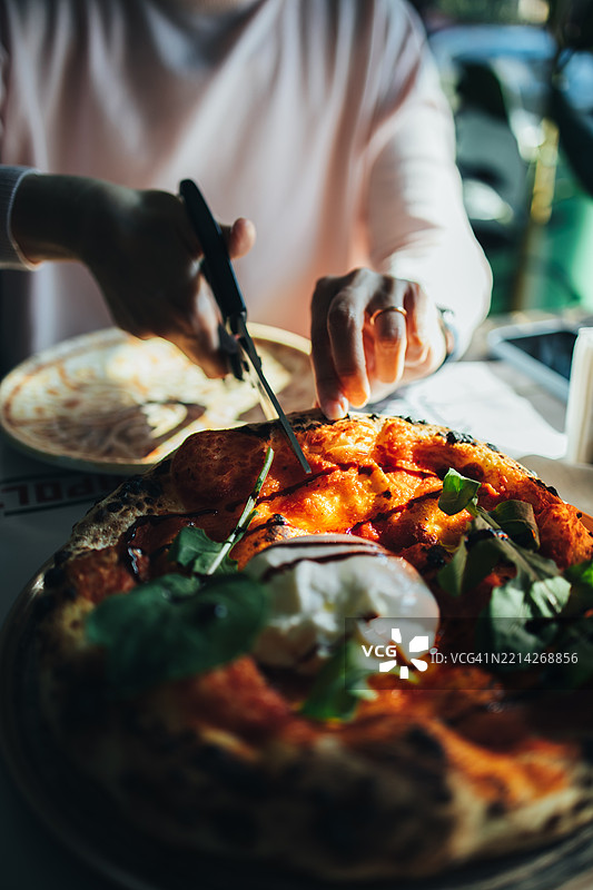 女人在咖啡馆吃披萨 - 股票照片图片素材
