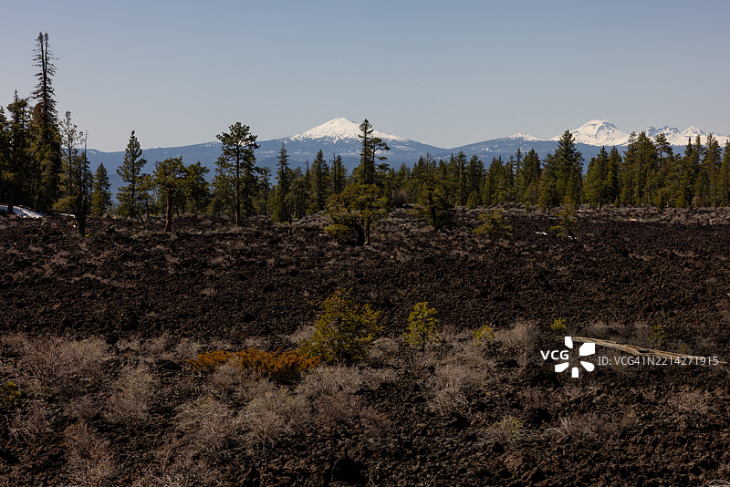 火山景观与喀斯喀特山脉的景色图片素材