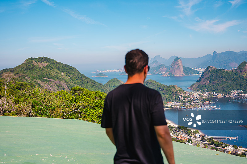 在山顶上的男人俯瞰尼特罗伊的美景图片素材