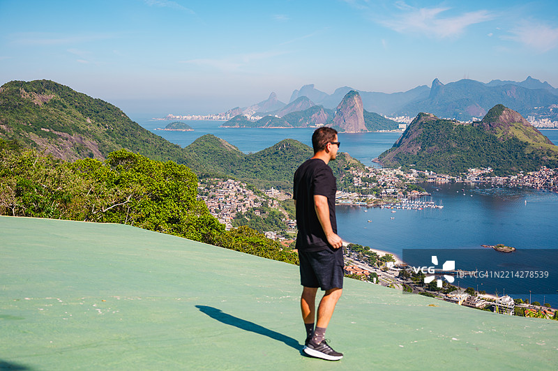 在山顶上的男人俯瞰尼特罗伊的美景图片素材