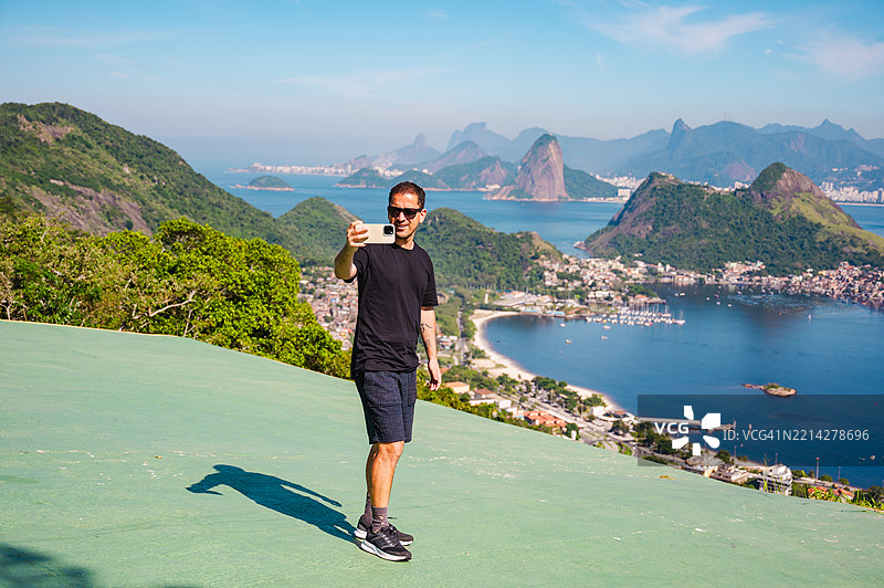在山顶上的男人俯瞰尼特罗伊的美景图片素材
