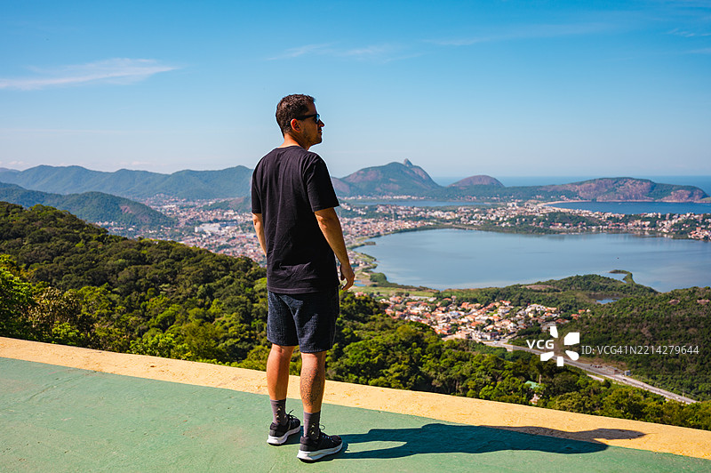 在山顶上的男人俯瞰尼特罗伊的美景图片素材