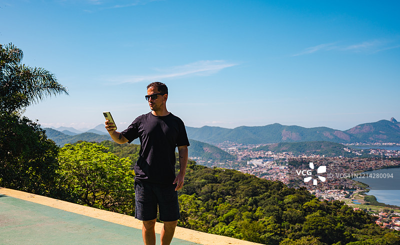 在山顶上的男人俯瞰尼特罗伊的美景图片素材