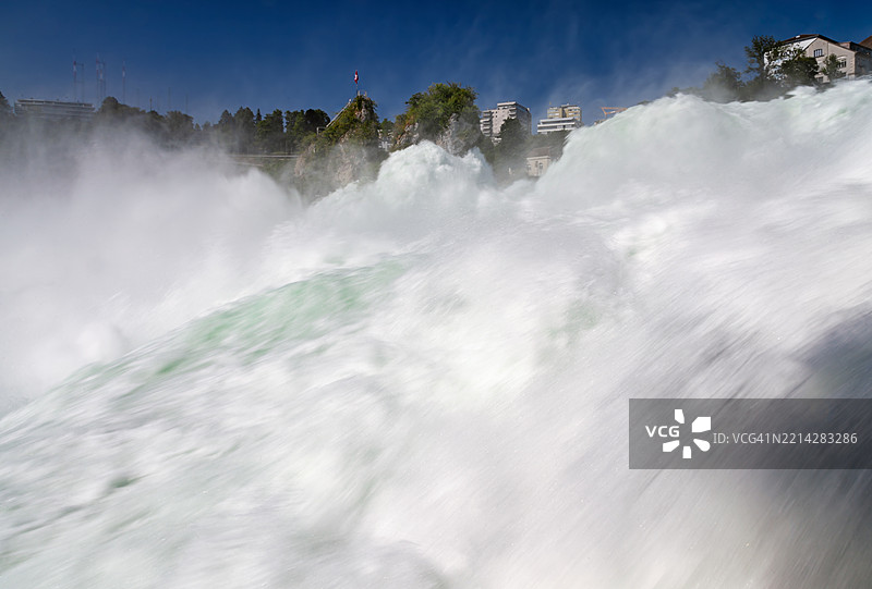 瑞士和欧洲最大的瀑布莱茵瀑布岩石的特写视图（Rheinfallfelsen）。图片素材