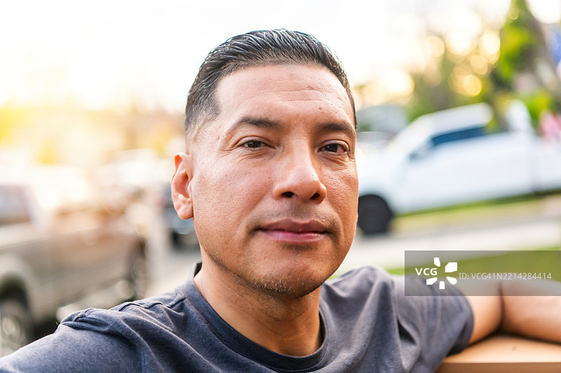 微笑的成熟西班牙裔男性肖像，面向镜头摆姿势图片素材