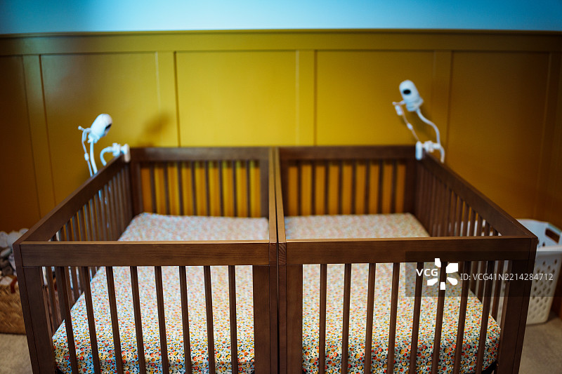 双胞胎婴儿房中的两个婴儿床图片素材
