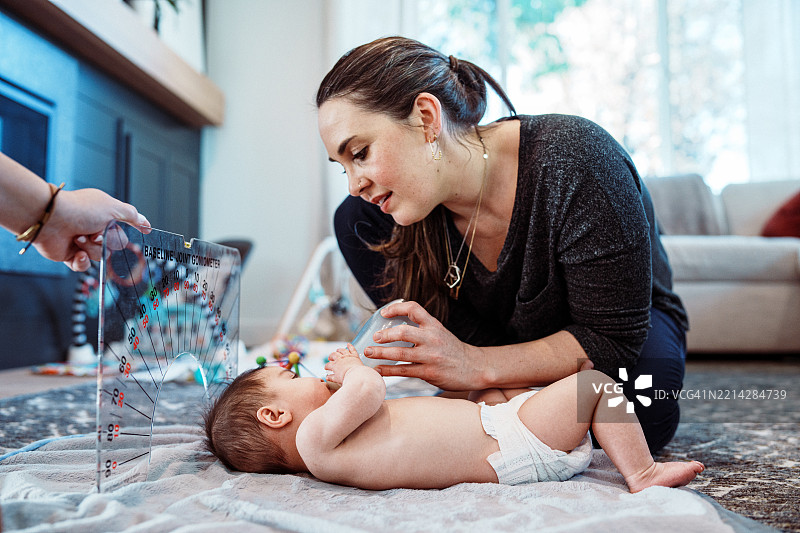 物理治疗师在颅骶疗法中测量婴儿的活动范围图片素材