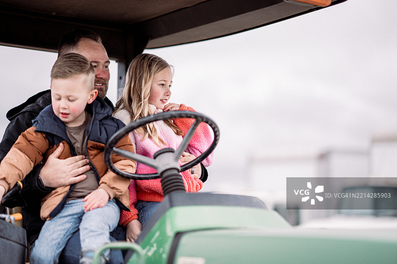 农民和他的孩子们在农场里图片素材