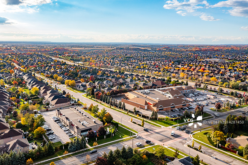 加拿大伍德布里奇的博伊德公园和伊斯灵顿大道的多彩树叶图片素材