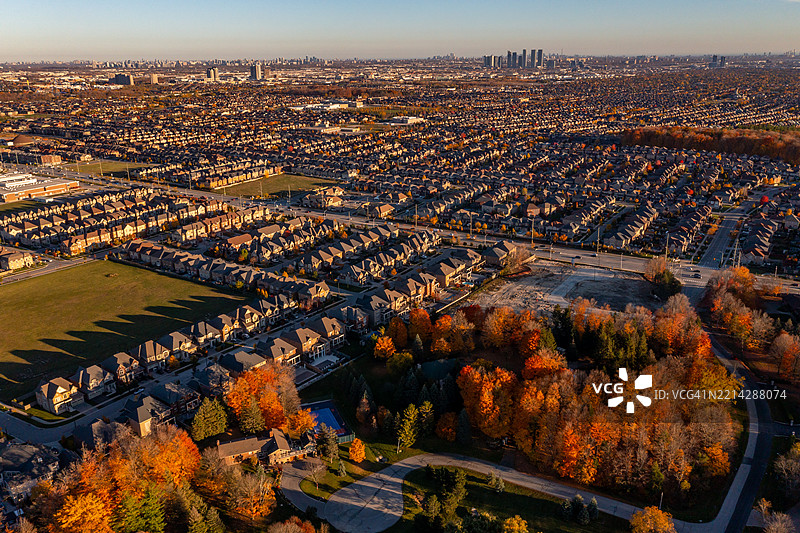 加拿大伍德布里奇，韦斯顿路与梅杰·麦肯齐大道交汇处的多彩树叶公园图片素材