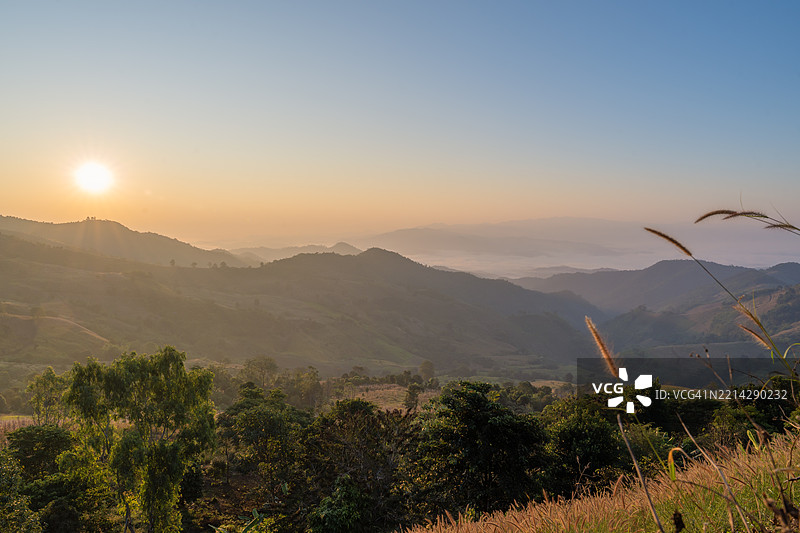 泰国北部日出时分的山谷风景，云雾缭绕。图片素材