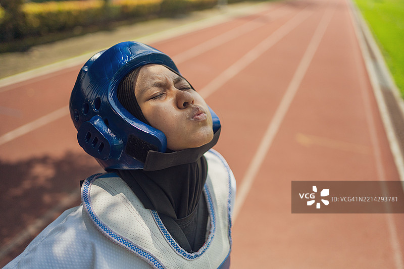 年轻运动员在剧烈锻炼后感到疲惫图片素材