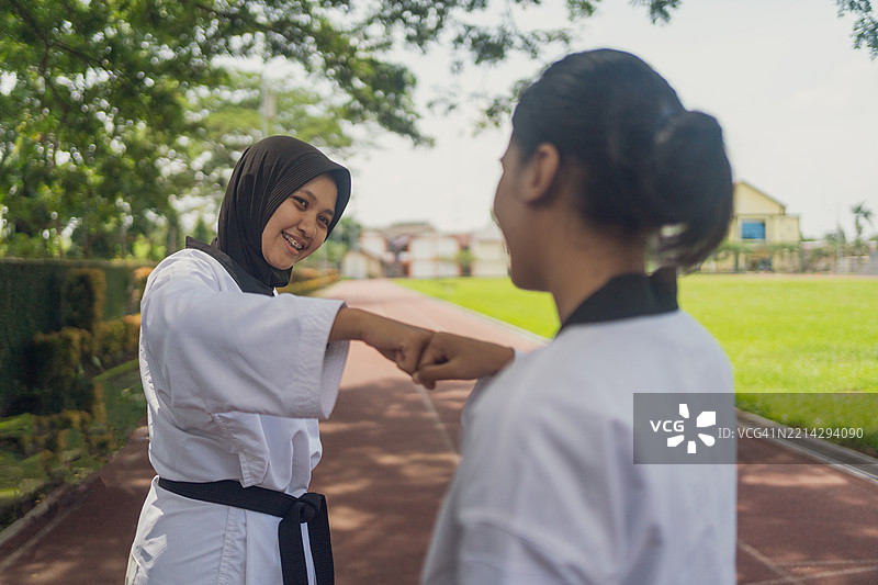 年轻运动员与朋友击掌致意图片素材