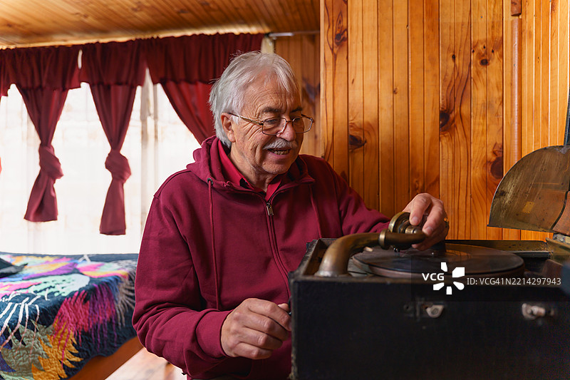 老年人在家中播放复古留声机图片素材