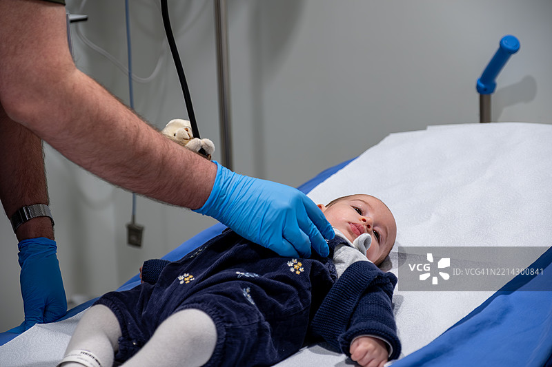 医疗专业人员在例行检查中检查婴儿图片素材