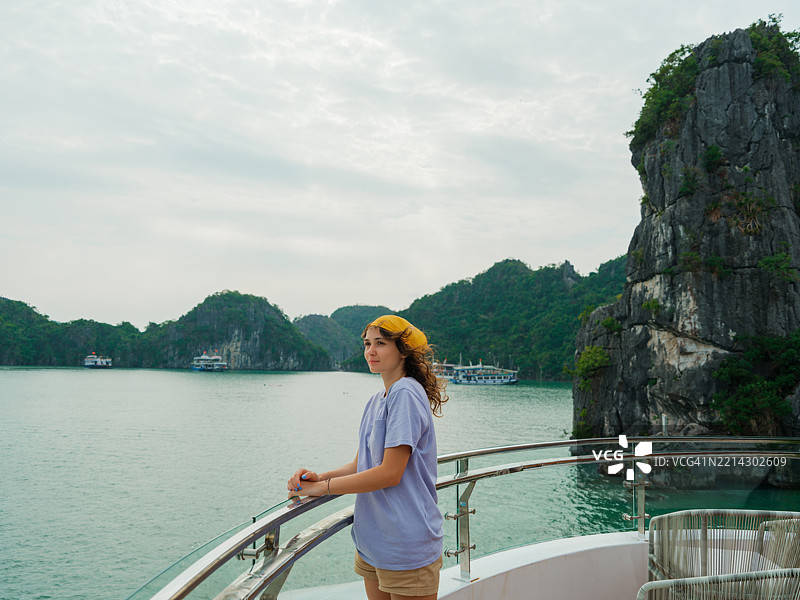 女性在游船上欣赏下龙湾的美丽景色图片素材
