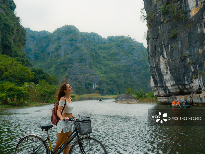 女性骑自行车探索宁平图片素材