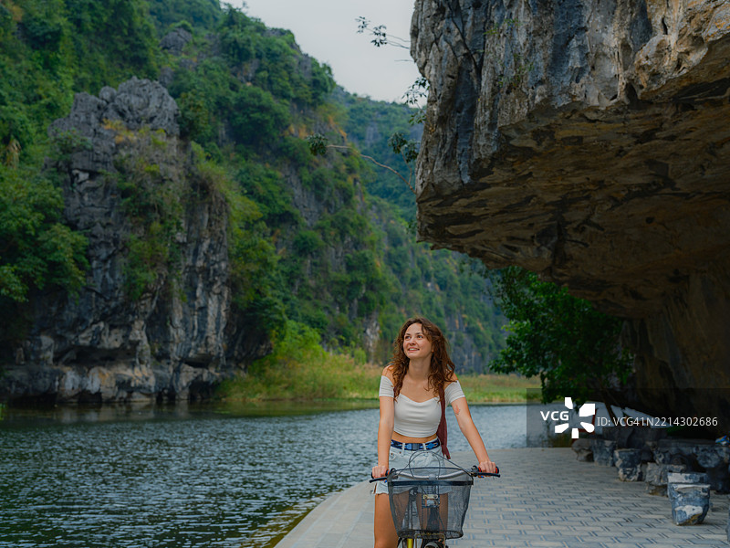 女性骑自行车探索宁平图片素材