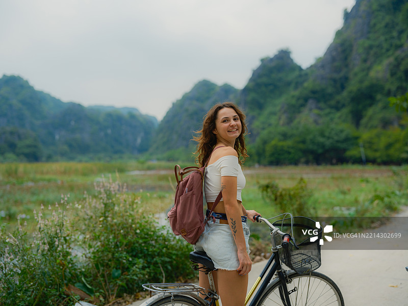 女性骑自行车探索宁平图片素材