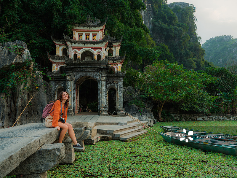 女性在越南旅行期间探索华卢古都图片素材