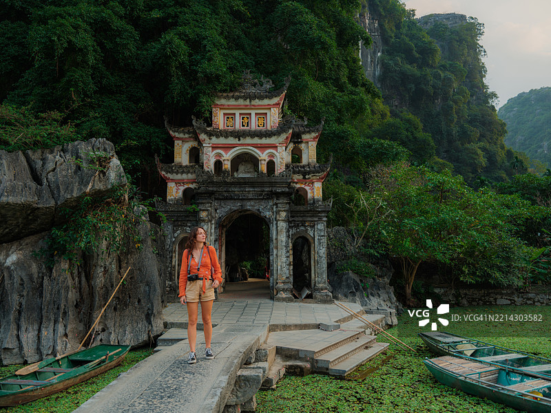 女性在越南旅行期间探索华卢古都图片素材