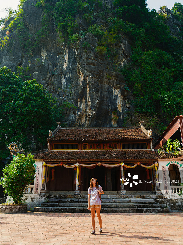 女性在越南旅行期间探索华卢古都图片素材