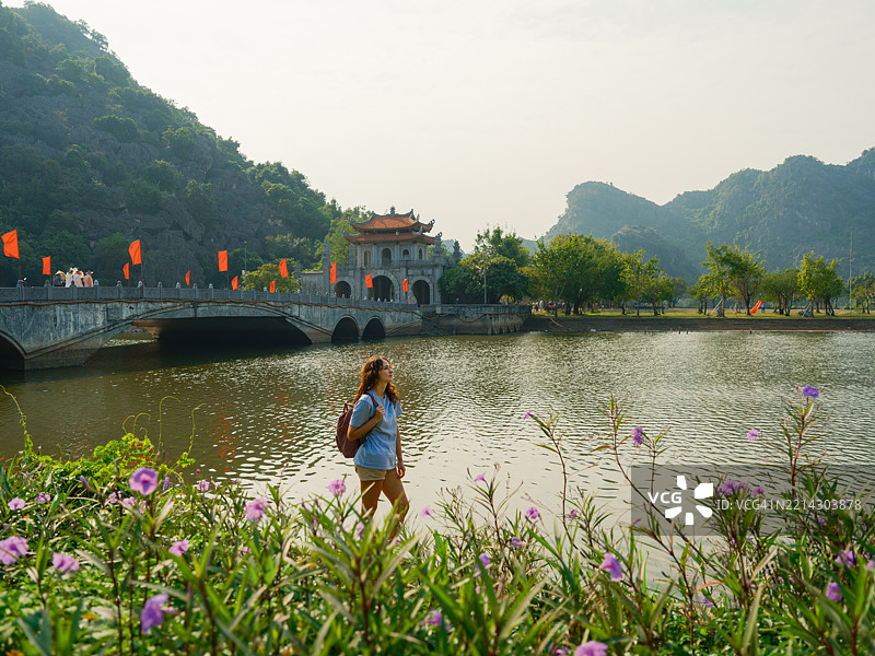女性在越南旅行期间探索华卢古都图片素材
