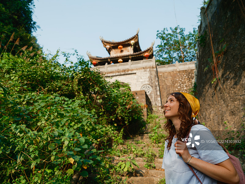 女性在越南旅行期间探索华卢古都图片素材