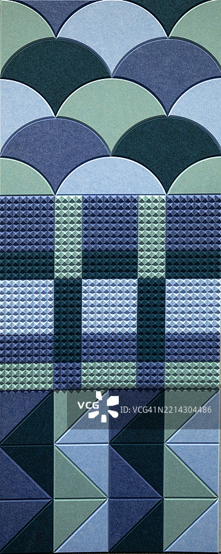 一块蓝绿色泡沫墙面图案瓷砖，中间有一个绿色方块。图片素材