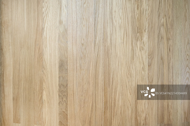 一块表面光滑的木材，颜色为棕色。图片素材