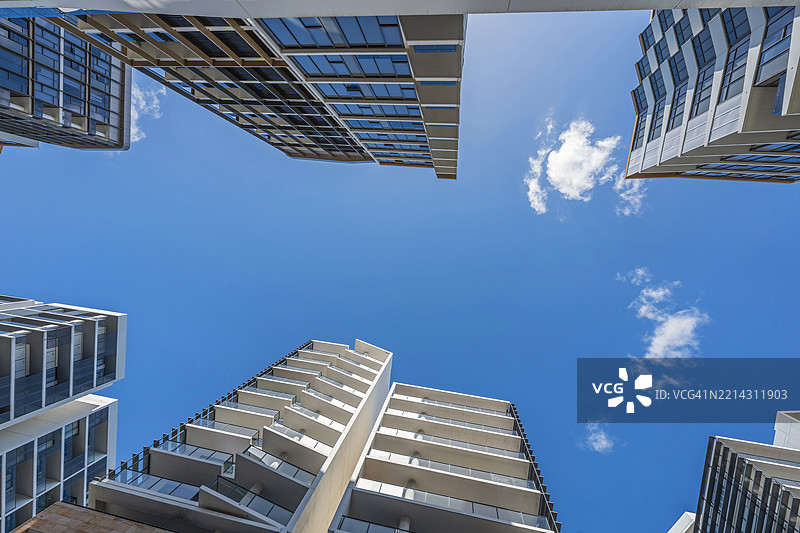 公寓酒店建筑与蓝天图片素材