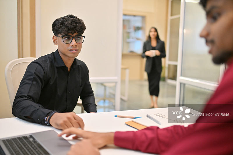 年轻的创业公司创始人与团队讨论商业创意图片素材