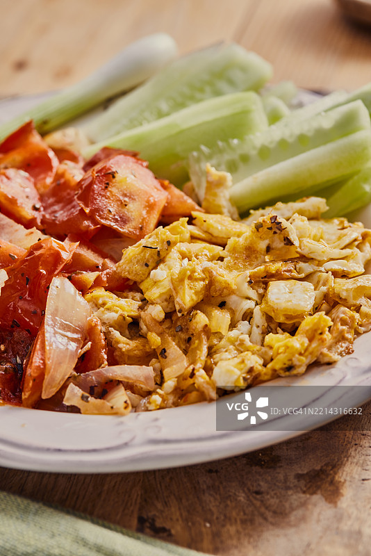 健康的蛋白质早餐，炒鸡蛋和蔬菜图片素材