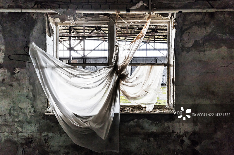 破窗上的旧脏窗帘图片素材