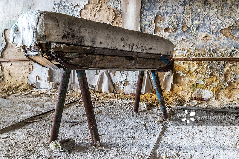废弃建筑中的旧体操架图片素材