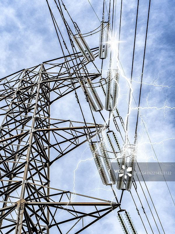 高压电塔因电缆短路而产生电弧和闪电。图片素材