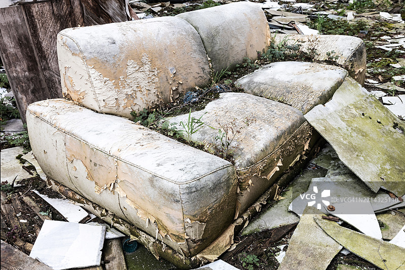 废弃房产中的旧脏沙发图片素材